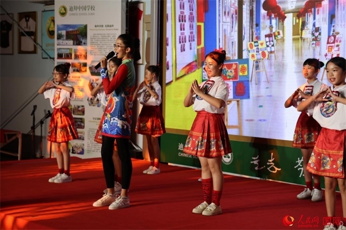 活動(dòng)上，孩子們表演原創(chuàng)歌舞節(jié)目。人民網(wǎng)記者 張志文攝