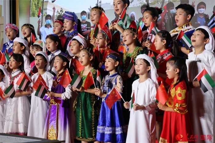 活動(dòng)上，身著中阿傳統(tǒng)服飾的孩子們共唱歌曲，表達(dá)對(duì)美好未來(lái)的向往。人民網(wǎng)記者 張志文攝