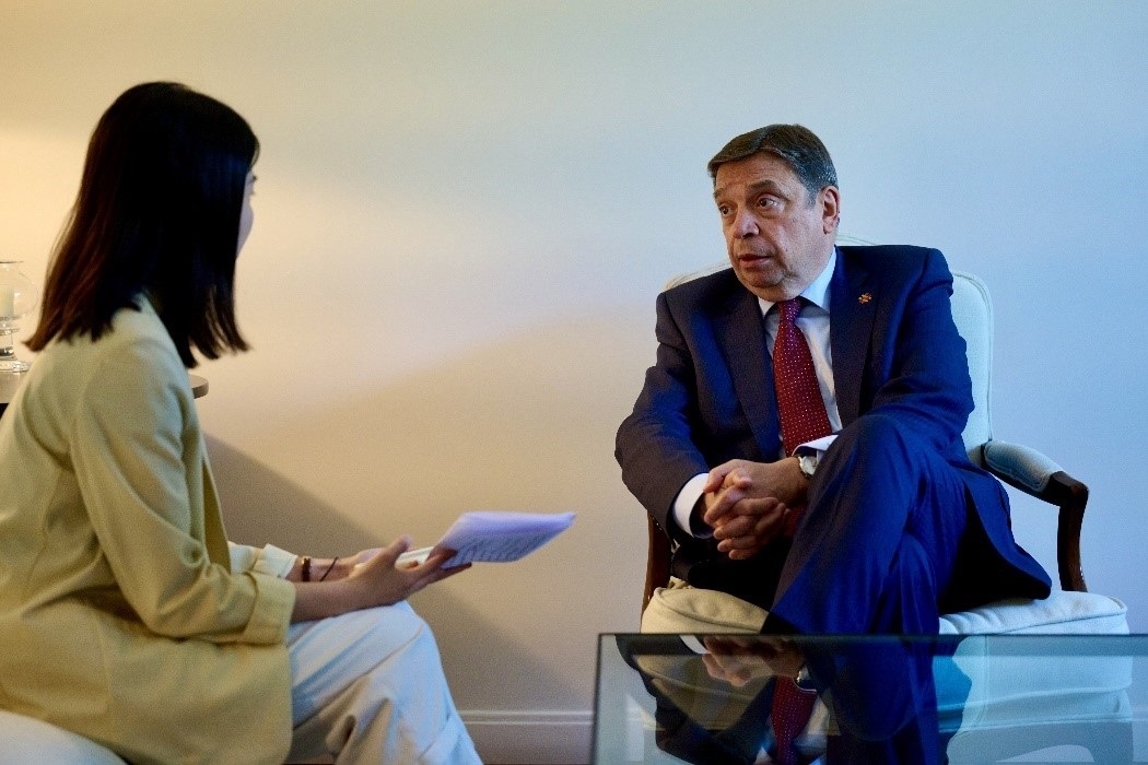 西班牙農(nóng)業(yè)、漁業(yè)和食品大臣普拉納斯接受人民網(wǎng)專訪。西班牙駐華大使館供圖