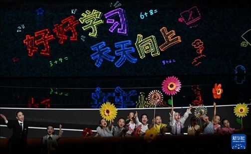 6月1日，演員在“我和祖國一起成長”主題演出活動中表演。新華社記者 金良快 攝