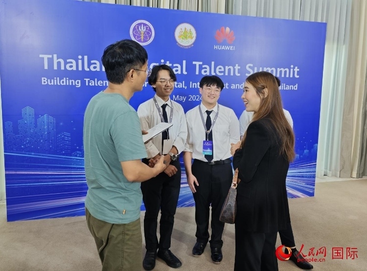 泰國(guó)國(guó)立法政大學(xué)學(xué)生接受本網(wǎng)采訪(fǎng)。李映民攝