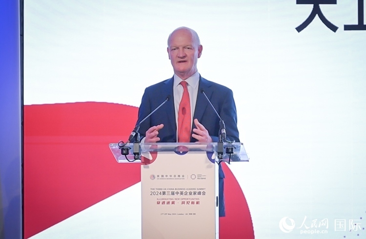 英國(guó)前負(fù)責(zé)大學(xué)與科研事務(wù)的國(guó)務(wù)大臣、英國(guó)皇家學(xué)會(huì)院士大衛(wèi)·威利茨致辭。人民網(wǎng) 郭錦標(biāo)攝