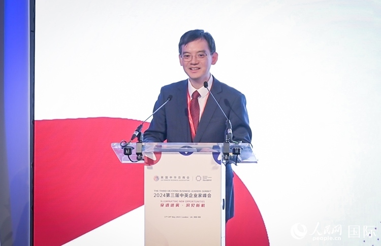 英國(guó)中國(guó)商會(huì)會(huì)長(zhǎng)、中國(guó)銀行倫敦分行行長(zhǎng)方文建致辭。人民網(wǎng) 郭錦標(biāo)攝