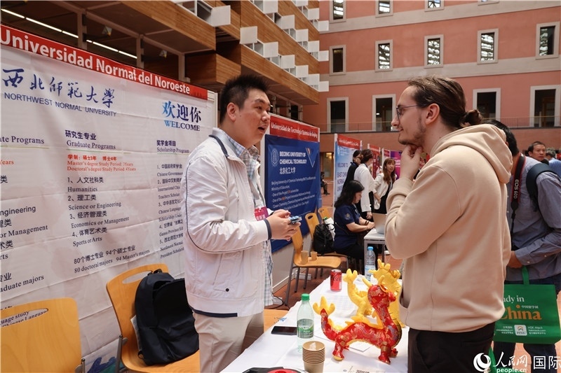 西班牙應(yīng)屆畢業(yè)生在展臺(tái)前咨詢。人民網(wǎng)記者 顏歡攝