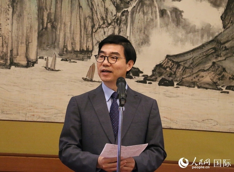 中國駐日本大使館施泳公使致辭。人民網(wǎng) 許可攝