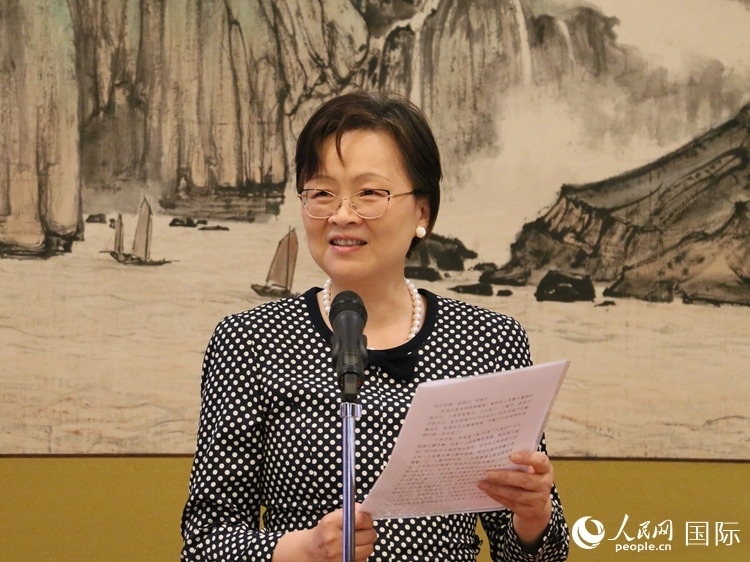 大使夫人丁玥致辭。人民網(wǎng) 許可攝
