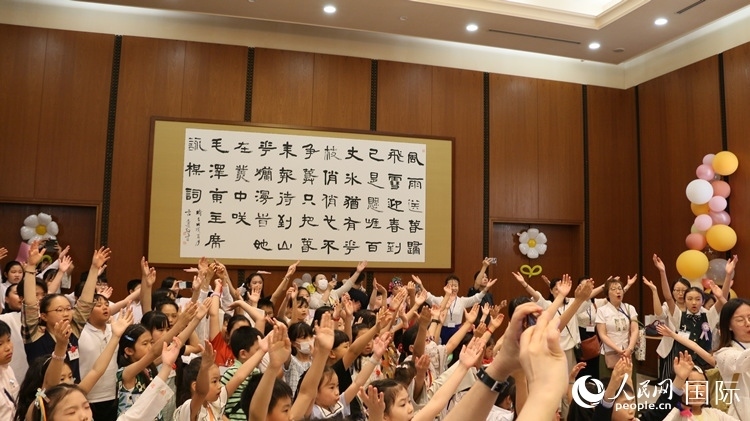 小朋友們合唱《明天會更好》。人民網(wǎng) 許可攝