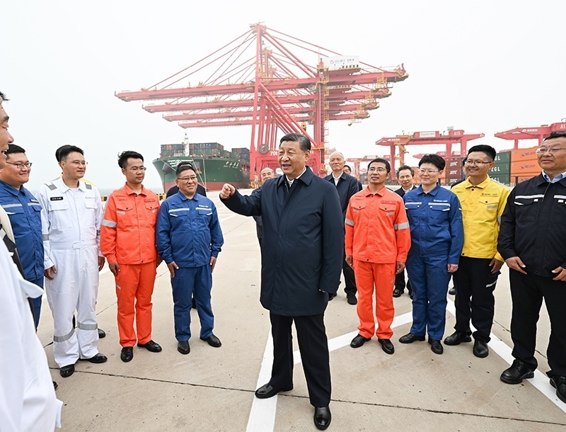 △2024年5月22日，習(xí)近平總書記在山東省日照港親切慰問港口科技工作者、運營人員、航運人員。