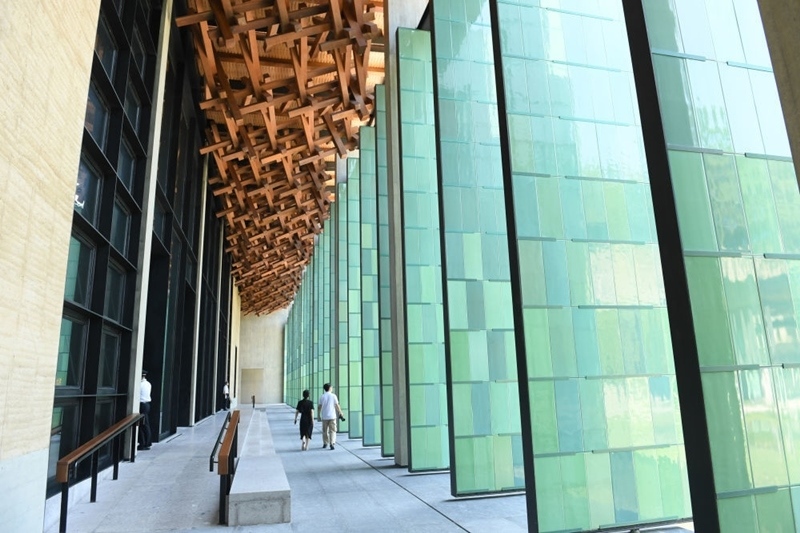 2022年7月23日，杭州國家版本館屋頂?shù)哪緲?gòu)和青瓷門扇相映成趣。