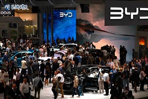 中國(guó)新能源汽車(chē)亮相德國(guó)車(chē)展，引發(fā)圍觀