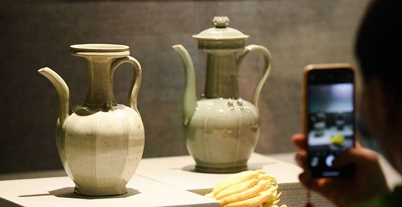2021年9月14日，浙江省博物館，觀眾在拍攝北宋龍泉窯執(zhí)壺（左）和龍泉青瓷藝人劉杰制作的執(zhí)壺。