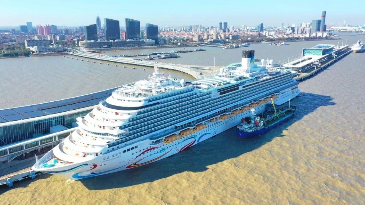 △2024年1月1日，國產(chǎn)首艘大型郵輪“愛達·魔都號”從上海吳淞口國際郵輪港開啟商業(yè)首航。