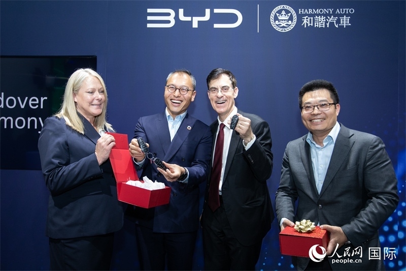 兩位英國(guó)消費(fèi)者獲得新車鑰匙。人民網(wǎng)記者 許立群攝影