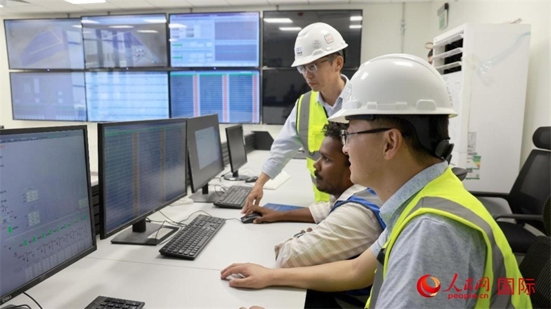 工作人員進(jìn)行倒送電準(zhǔn)備。人民網(wǎng)記者 管克江攝