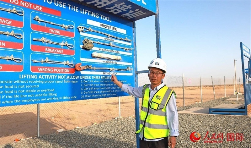 中國能建國際工程公司副總經(jīng)理兼阿爾舒巴赫電站項(xiàng)目經(jīng)理熊高峽展示安全培訓(xùn)中心設(shè)施。人民網(wǎng)記者 管克江攝