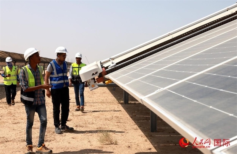 工作人員在測試自動清掃機(jī)器人。人民網(wǎng)記者管克江攝