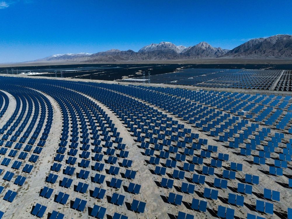這是2024年4月23日在青海省海西蒙古族藏族自治州德令哈市光伏（光熱）產(chǎn)業(yè)園拍攝的光熱電站（無人機(jī)照片）。新華社記者 張龍 攝