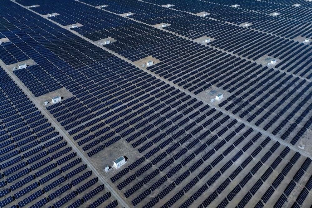 這是2024年4月15日在青海省海南藏族自治州共和縣塔拉灘綠色產(chǎn)業(yè)發(fā)展園區(qū)拍攝的光伏電站。新華社記者 張龍 攝