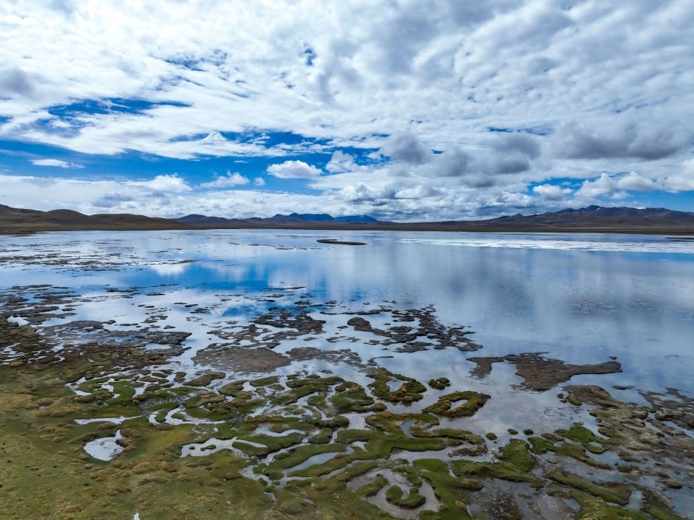 這是2024年5月26日在長江源頭地區(qū)拍攝的班德湖一角（無人機(jī)照片）。新華社記者 張龍 攝