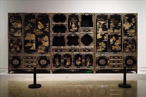 2023年7月9日，北京，中國工藝美術(shù)館·中國非物質(zhì)文化遺產(chǎn)館，“山西特色專業(yè)鎮(zhèn)·平遙非遺雙寶中華行”展覽展出的推光漆器作品。