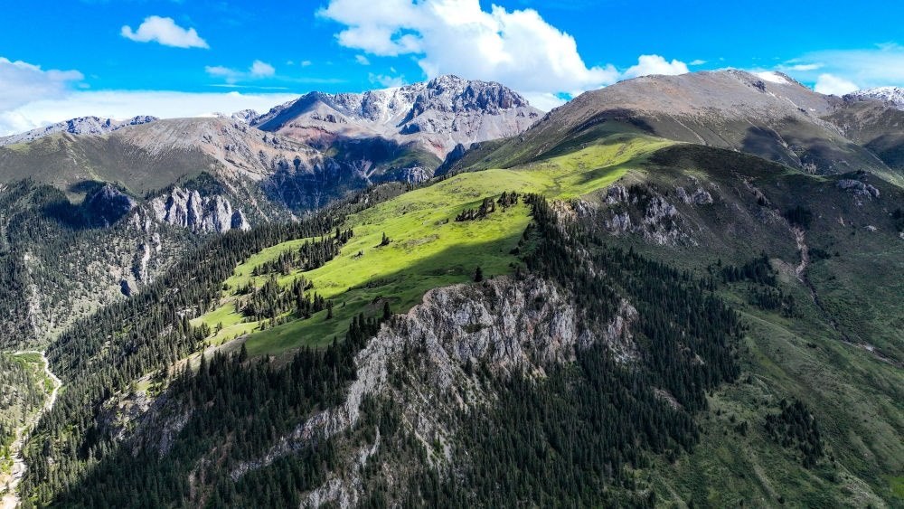 這是2023年6月18日在青海省玉樹藏族自治州囊謙縣拍攝的風(fēng)光（無人機(jī)照片）。新華社記者 張龍 攝