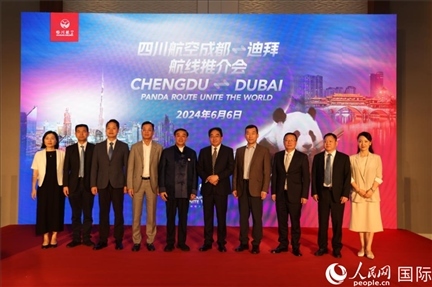 與會(huì)嘉賓合影留念。人民網(wǎng)記者張志文攝