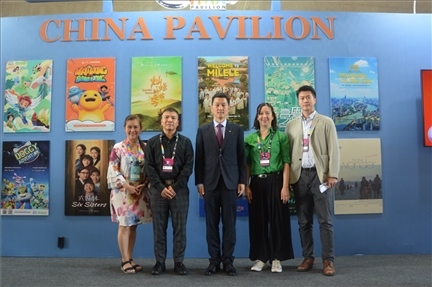 相關(guān)公司代表與中國駐里約熱內(nèi)盧總領(lǐng)館商務(wù)參贊敬艷輝在中國聯(lián)合展臺(tái)前合影。中廣國際公司供圖