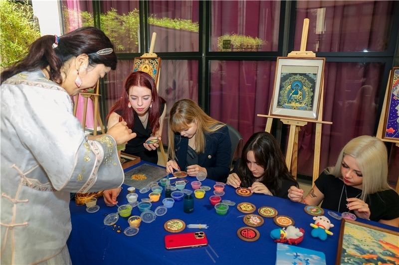 西班牙嘉賓參觀青海傳統(tǒng)手工技藝展示。主辦方供圖