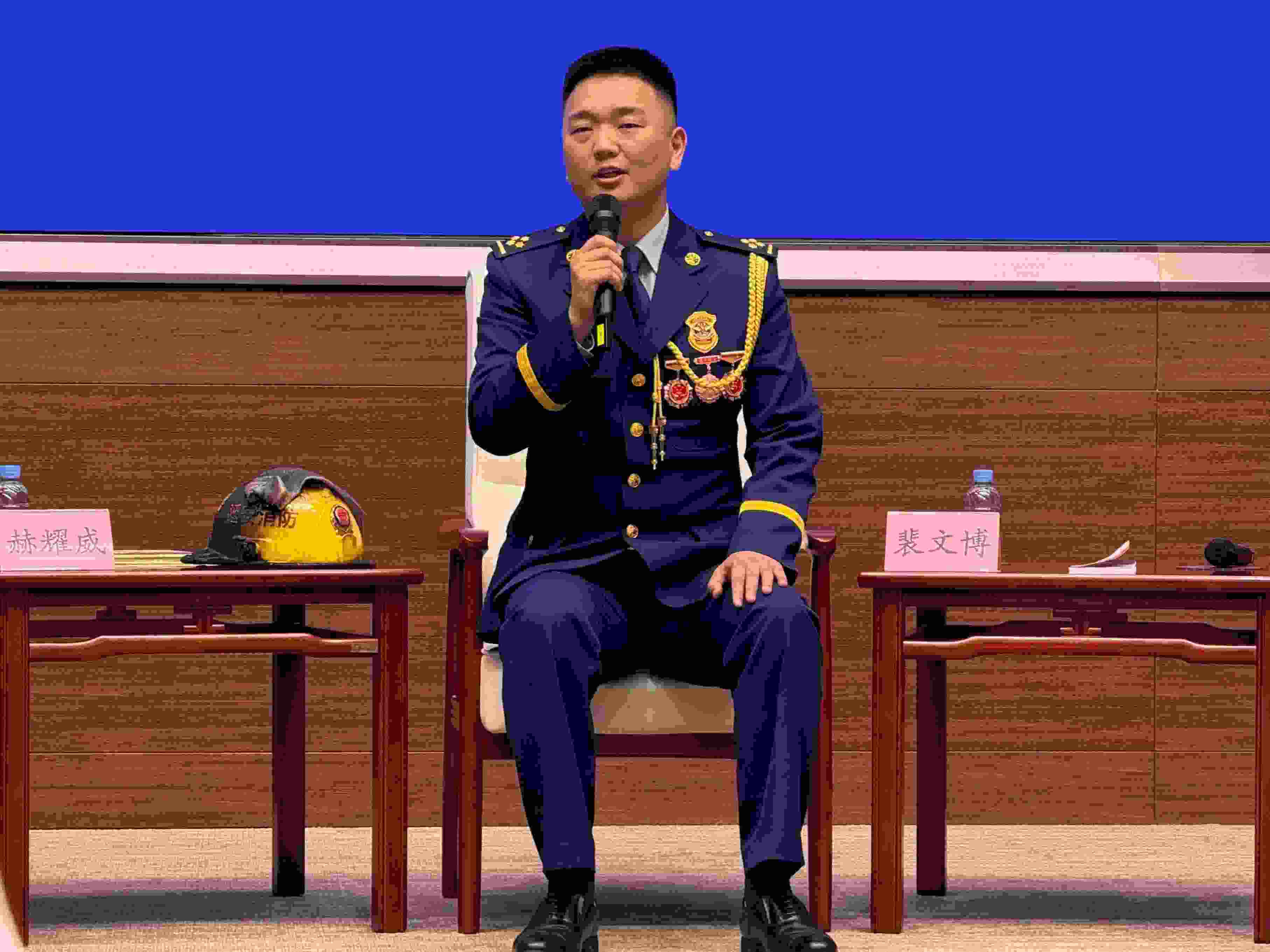 寶塔消防救援站政治指導員裴文博在回答記者提問。人民網(wǎng)記者 郝萍攝