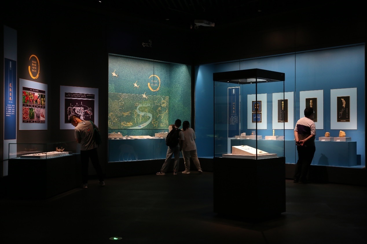 觀眾正在參觀展覽。國家文物局供圖