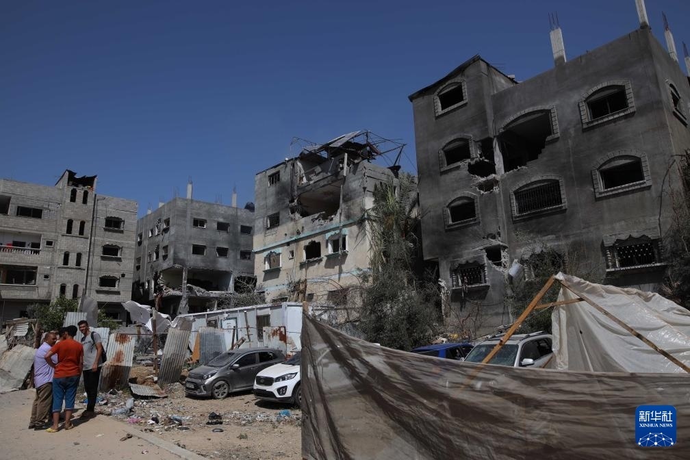 這是6月8日在加沙地帶中部努賽賴特難民營拍攝的在以軍襲擊中受損嚴重的房屋及車輛。新華社發(fā)（馬爾萬·達烏德攝）