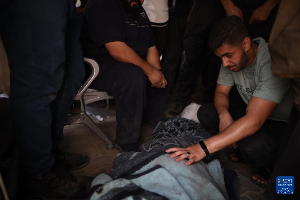 這是6月8日在加沙地帶中部努賽賴特難民營拍攝的以軍襲擊受害者。新華社發(fā)（馬爾萬·達烏德攝）