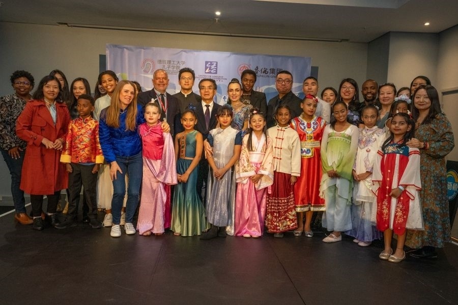 中南嘉賓與選手們合影。