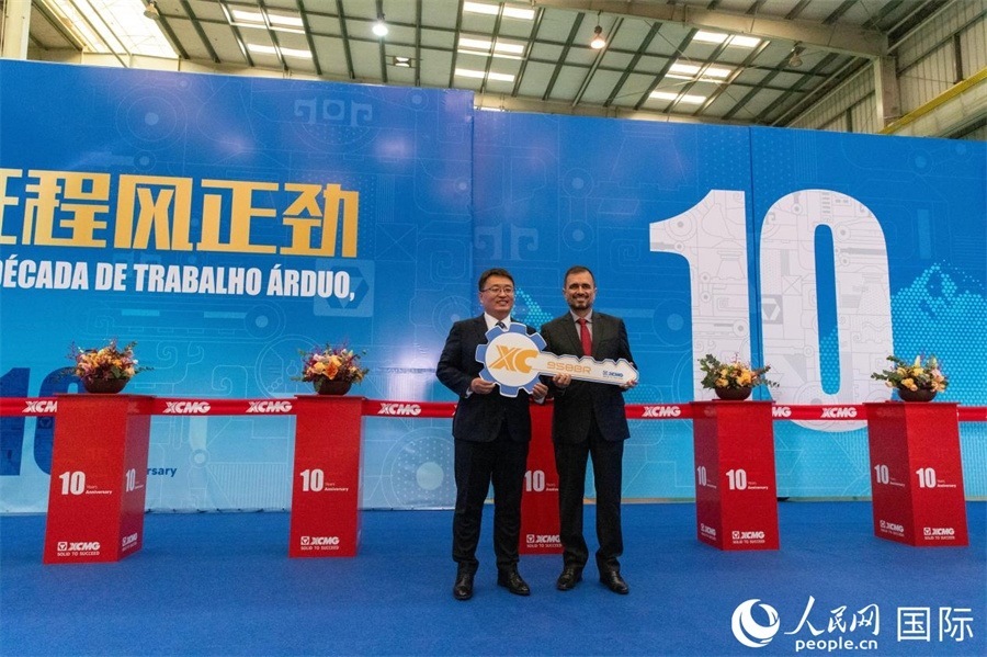 儀式上，徐工巴西制造總經(jīng)理李寒光將第23456臺(tái)產(chǎn)品鑰匙交付給客戶(hù)巴西Simak公司首席執(zhí)行官安德森·阿布魯手中。 人民日?qǐng)?bào)社拉美中心分社 威廉·科埃略·維亞納攝