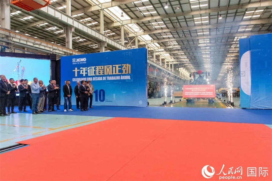 儀式上，米納斯吉拉斯州、波蘇阿雷格里市政府官員，徐工巴西制造的供應(yīng)商、經(jīng)銷(xiāo)商、客戶(hù)伙伴、員工代表和在巴中資機(jī)構(gòu)代表等，一起祝賀徐工巴西制造第23456臺(tái)產(chǎn)品下線并交付客戶(hù)。 人民日?qǐng)?bào)社拉美中心分社 威廉·科埃略·維亞納攝