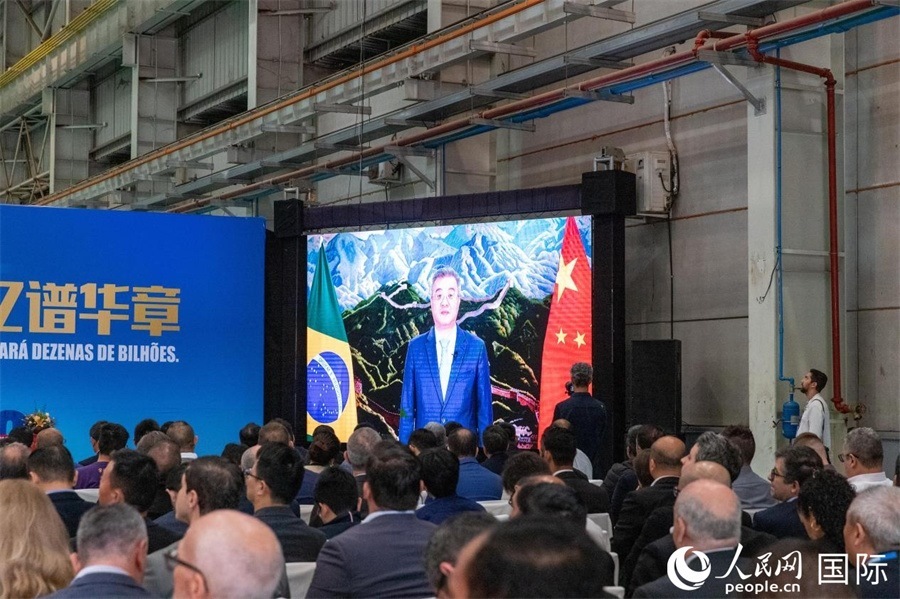 中國(guó)駐巴西大使祝青橋在視頻致辭中表示，徐工在巴西的發(fā)展，是眾多中國(guó)企業(yè)在習(xí)近平主席提出的共建“一帶一路”倡議推動(dòng)下，將中國(guó)的技術(shù)和產(chǎn)業(yè)發(fā)展成果帶往世界，促進(jìn)各國(guó)發(fā)展的縮影。 人民日?qǐng)?bào)社拉美中心分社 威廉·科埃略·維亞納攝