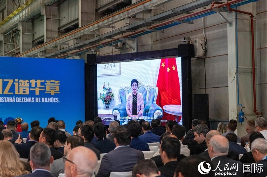 中國(guó)駐里約熱內(nèi)盧總領(lǐng)事田敏在視頻致辭中表示，中國(guó)是米納斯吉拉斯州第一大貿(mào)易伙伴和重要投資來(lái)源國(guó)。近年來(lái)，雙方在貿(mào)易投資、科技創(chuàng)新、裝備制造、人文交流等領(lǐng)域開(kāi)展了富有成果的合作。 人民日?qǐng)?bào)社拉美中心分社 威廉·科埃略·維亞納攝