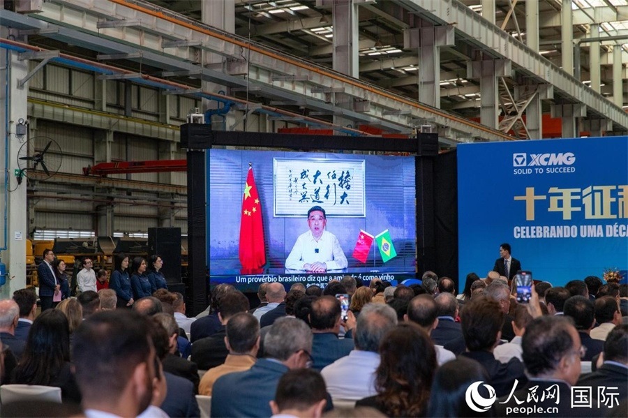 徐工集團(tuán)、徐工機(jī)械董事長(zhǎng)楊東升在視頻致辭中表示，徐工作為中國(guó)工程機(jī)械的排頭兵，堅(jiān)定不移實(shí)施國(guó)際化主戰(zhàn)略，投資運(yùn)營(yíng)的徐工巴西制造基地成為見(jiàn)證中巴友誼的標(biāo)桿示范。 人民日?qǐng)?bào)社拉美中心分社 威廉·科埃略·維亞納攝