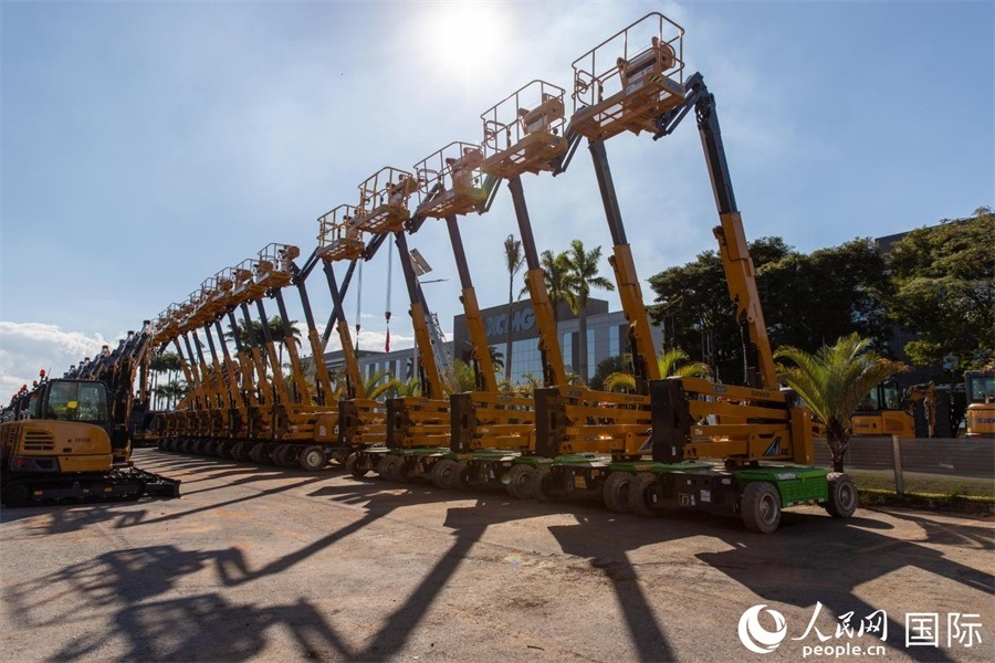 在徐工巴西制造生產(chǎn)基地，一批完成生產(chǎn)的設(shè)備正準(zhǔn)備交付客戶(hù)。 人民日?qǐng)?bào)社拉美中心分社 威廉·科埃略·維亞納攝