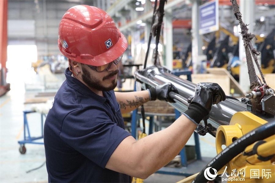 一名徐工巴西制造基地的當(dāng)?shù)貑T工正在進(jìn)行設(shè)備安裝和調(diào)試。 人民日?qǐng)?bào)社拉美中心分社 威廉·科埃略·維亞納攝