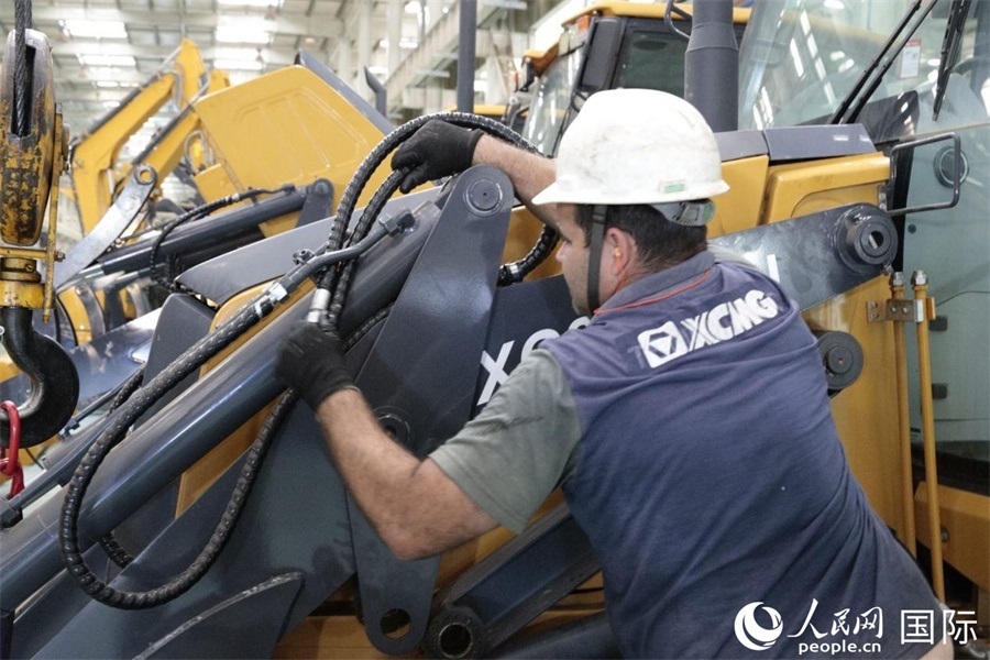 一名徐工巴西制造基地的當(dāng)?shù)貑T工正在進(jìn)行設(shè)備安裝和調(diào)試。 人民日?qǐng)?bào)社拉美中心分社 威廉·科埃略·維亞納攝