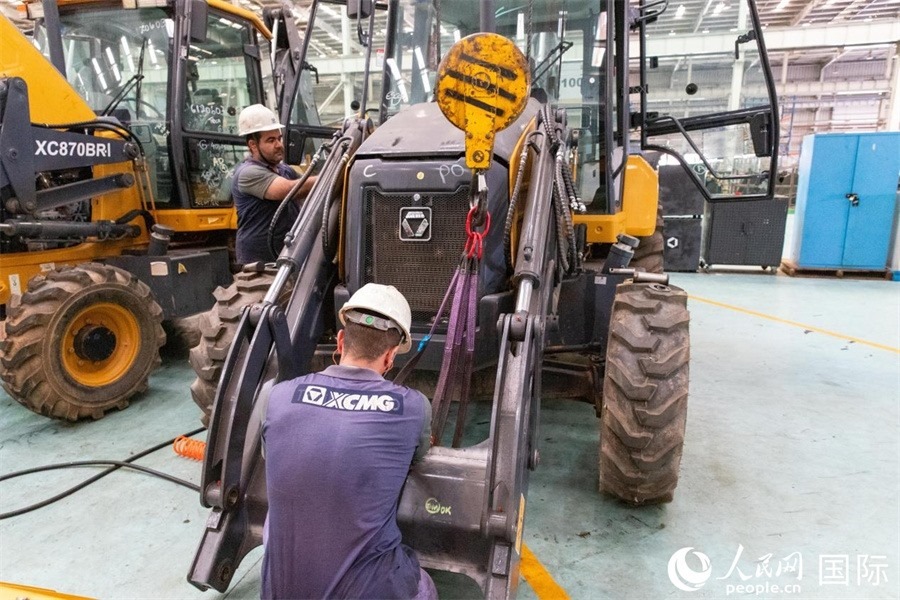 兩名徐工巴西制造基地的當(dāng)?shù)貑T工正在進(jìn)行設(shè)備安裝和調(diào)試。 人民日?qǐng)?bào)社拉美中心分社 威廉·科埃略·維亞納攝