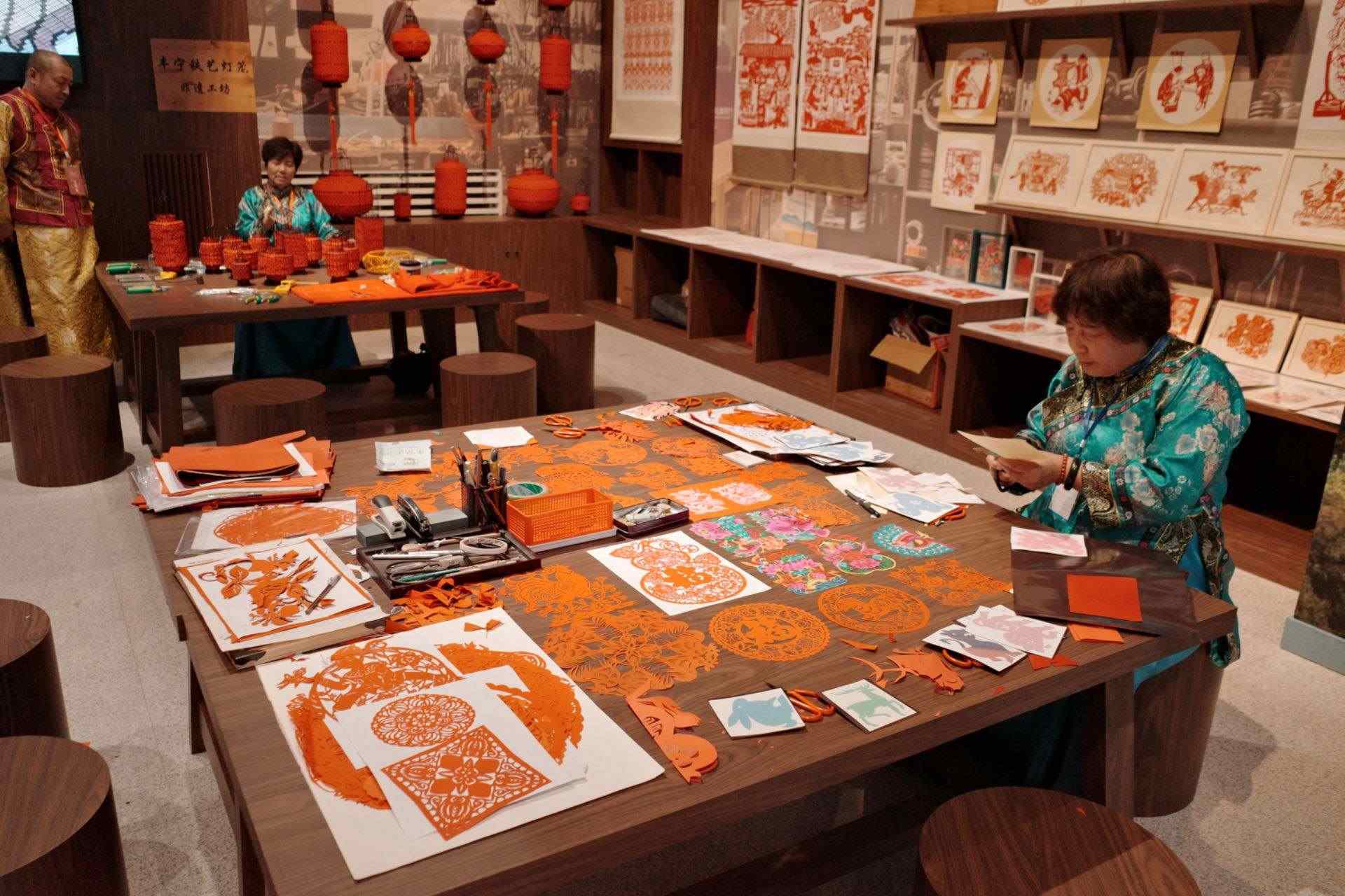 “氣象萬千——中國(guó)非遺保護(hù)實(shí)踐主題展”上，非遺傳承人現(xiàn)場(chǎng)展示。人民網(wǎng)記者 劉微攝