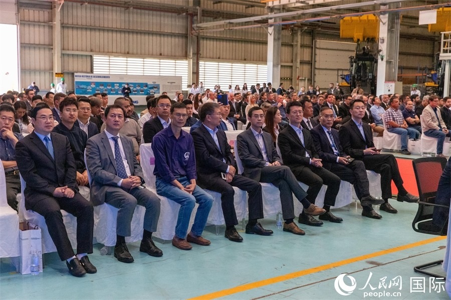 巴西米納斯吉拉斯州、波蘇阿雷格里市政府官員，徐工巴西制造的供應(yīng)商、經(jīng)銷(xiāo)商、客戶(hù)伙伴和員工代表，以及在巴中資機(jī)構(gòu)代表等200多人，出席了徐工巴西制造投產(chǎn)運(yùn)營(yíng)10周年暨第23456臺(tái)產(chǎn)品下線儀式。 人民網(wǎng) 威廉·科埃略·維亞納攝