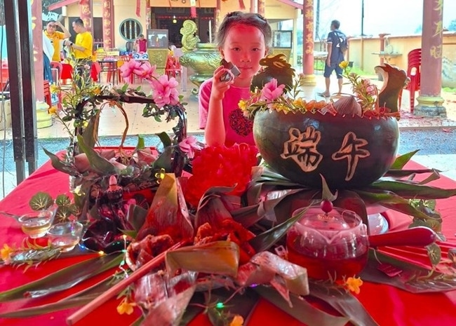 小朋友展示學(xué)裹粽子的成品照。組委會(huì)供圖