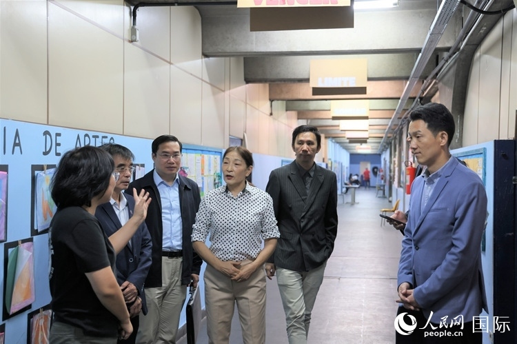 中國駐里約總領(lǐng)館商務(wù)參贊敬艷輝（右一）等嘉賓在里約孔院中方院長孫艷萍（左一）帶領(lǐng)下，參觀薩繆爾·韋納公立學(xué)校的中文教室，了解該校中文教學(xué)軟硬件設(shè)施。人民網(wǎng)記者 時元皓攝