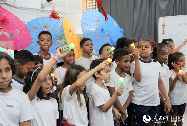 端午節(jié)活動在里約薩繆爾·韋納公立學(xué)校舉辦，該校師生合唱中文歌曲。 人民網(wǎng)記者 時元皓攝