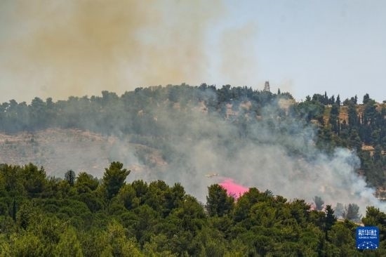 6月12日，以色列北部加利利地區(qū)遭受火箭彈襲擊后冒出滾滾濃煙。新華社發(fā)（阿亞爾·馬戈林?jǐn)z/基尼圖片社）