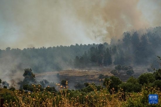  6月12日，以色列北部加利利地區(qū)遭受火箭彈襲擊后冒出滾滾濃煙。新華社發(fā)（阿亞爾·馬戈林?jǐn)z/基尼圖片社）
