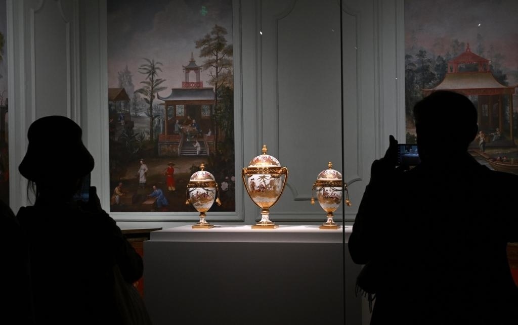 4月1日，觀眾在北京故宮參觀“紫禁城與凡爾賽宮——17、18世紀(jì)的中法交往”展覽。新華社記者金良快攝